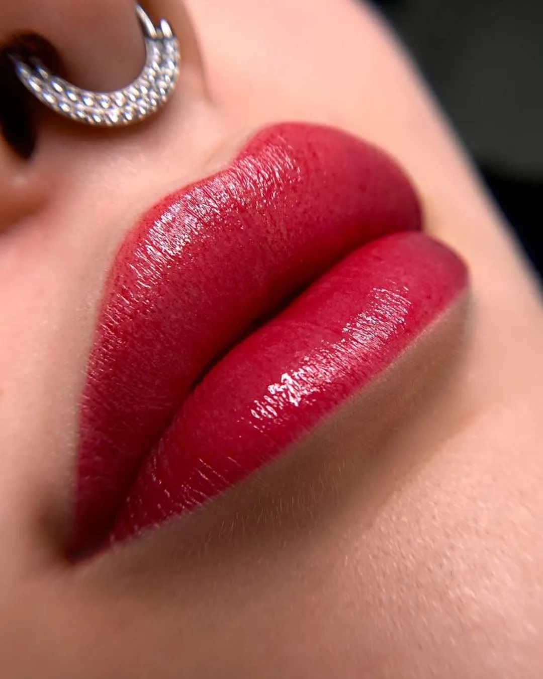 Lippenpigmentierung im Lippenstift-Effekt, intensiv und gleichmäßig definiert